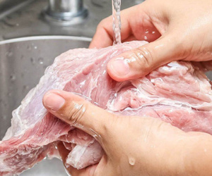 Người Việt nên bỏ ngay thói quen rửa thịt theo cách này vì sẽ khiến cả nhà nhiễm bệnh, tiết lộ cách rửa 'tẩy' hết chất độc hại