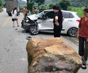 Đá núi bất ngờ rơi chèn nát đầu ôtô, tài xế may mắn thoát nạn