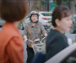 Thương ngày nắng về tập 18: Đức lại bị lừa, bà Nga tủi thân khi thấy Trang bước lên xe sang của mẹ ruột