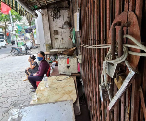 Ngang nhiên dùng dây cáp khóa nhà dân giữa trung tâm Hà Nội