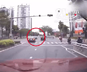 Clip: Đánh lái xuất thần tránh nữ 'ninja' vượt đèn đỏ, xe ô tô tông đổ biển báo