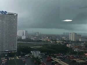 Hà Nội như đón bão, người đi đường vội vã, dân văn phòng giật mình vì giông sét