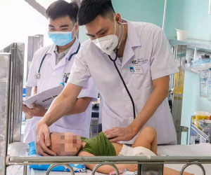 Trẻ uống nhầm dầu thắp hương, cha mẹ xử lý theo cách này khiến con nguy kịch
