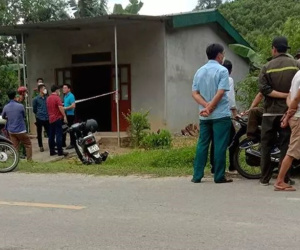 Phát hiện người đàn ông tử vong trên giường với nhiều vết máu