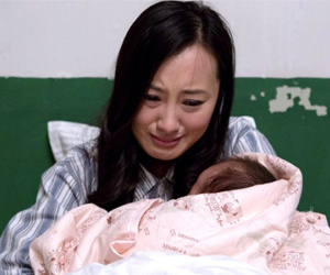 Sinh con ngày thứ 2 đã phải thức cả đêm dỗ con cho chồng ngủ, mẹ bỉm được dân tình khuyên gấp một điều chí lý này