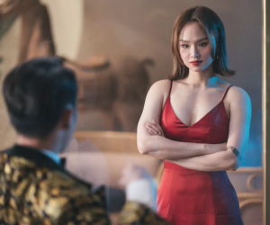 Miu Lê quỳ giữa phim trường trả lại phong bì tiền cho Trúc Nhân