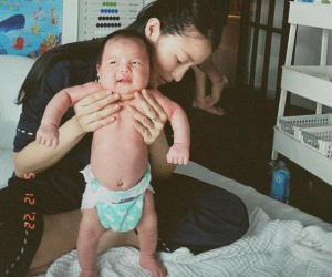 Biểu cảm cực hài của con gái Salim khi được mẹ massage, hành động 'lầy lội' của ông xã thiếu gia gây chú ý