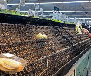 Siêu thị Bắc Kinh gần như trống trơn khi tin đồn về lệnh phong tỏa sắp ban hành