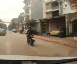 Clip: Lùi từ trong nhà ra đường, ô tô 'hạ gục' người đi xe máy