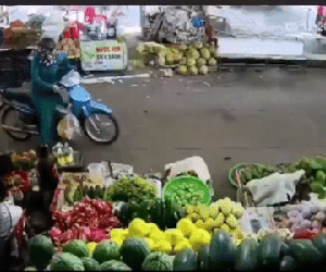Clip: Đang đứng mua đồ, người phụ nữ 'vô duyên vô cớ' bị 'ăn' một nhát dao oan nghiệt khiến nhiều người kinh hãi