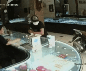 Clip: Khoảnh khắc người đàn ông vờ mua vàng rồi bỏ chạy khiến chủ tiệm hoảng hốt đuổi theo
