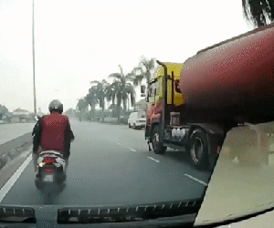 Người đàn ông thoát chết khó tin sau va chạm với xe bồn, xem lại camera càng thấy khó hiểu