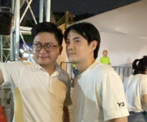 Hộ tống Đông Nhi đi diễn, Ông Cao Thắng vui vẻ chụp ảnh cùng khán giả hậu ồn ào xin lỗi fan