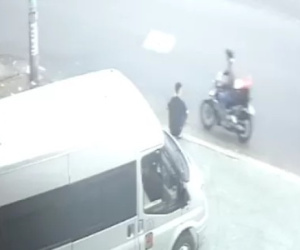 CLIP: Giật điện thoại bất thành, ngạo nghễ bỏ đi