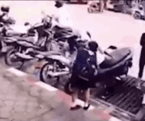 Clip: Bị sợi dây điện rơi trúng vai, người phụ nữ ngã gục xuống đất