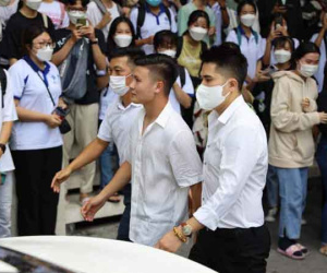 Quang Hải mặc sơ mi trắng xuất hiện như 'nam thần' ở Cần Thơ cùng bạn gái tin đồn