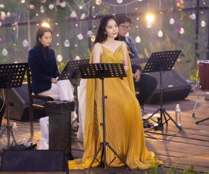 Nam Em được khen tới tấp vì hành động cho Thiều Bảo Trâm khi hát trước cùng một sự kiện