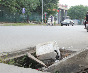Hà Nội: Nắp cống lộ thiên trên Phố Viên - Nguyễn Đình Tứ 'bẫy' người đi đường