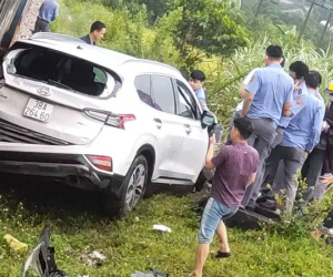 Va chạm với tàu hỏa, 'xế hộp bị tông xuống ruộng