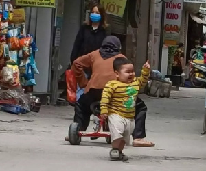 Dân tình quắn qoéo với khoảnh khắc cụ bà ngồi xe 3 bánh chơi với cháu cực dễ thương