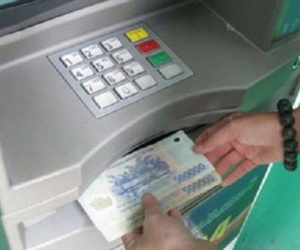 Đi rút tiền, sững sờ phát hiện cả tập tiền mệnh giá 500.000 đồng bị bỏ quên tại cây ATM
