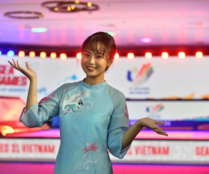 Diện áo dài siêu đẹp, MC Esports lên trang chủ SEA Games 31