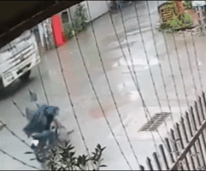 Clip: Người đàn ông thoát chết khó tin ngay trước đầu xe bồn