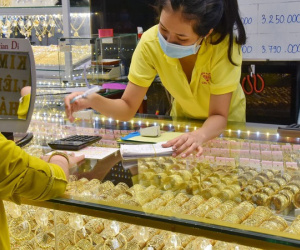 Giá vàng hôm nay 17-5: Giảm sâu rồi tăng trở lại khi đồng USD suy yếu