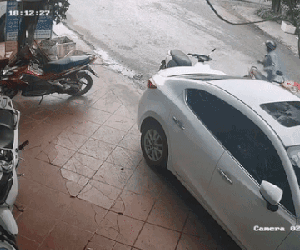 Thấy người đàn ông bế con đi mua đồ rơi ví, chị gái đi đường phanh gấp rồi làm một hành động khiến dân tình ngán ngẩm: 'Của thiên rồi sẽ trả địa thôi!'