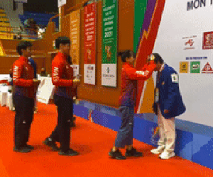 Hình ảnh xúc động: Các VĐV Taekwondo Việt Nam xếp hàng tri ân HLV sau khi giành 4 HCV