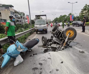Sau va chạm xe máy, xe ba bánh bốc cháy dữ dội trên đường vành đai 2