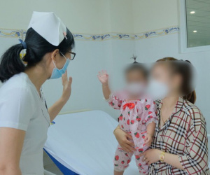 Bé gái 1 tuổi tím tái, nguy kịch sau khi uống thuốc trị viêm amidan