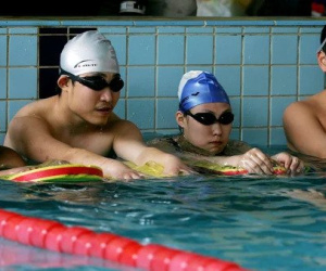 Bị phong tỏa vì Covid-19, trường đại học Trung Quốc cho sinh viên thi bơi online