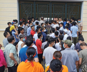 Sửng sốt trước hình ảnh khán giả Nam Định chen chúc và chật kín xem Thái Lan và Indonesia