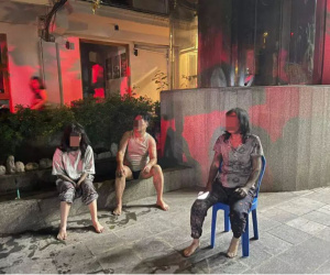 Giải cứu 3 người kẹt trong căn nhà ba tầng bốc cháy dữ dội