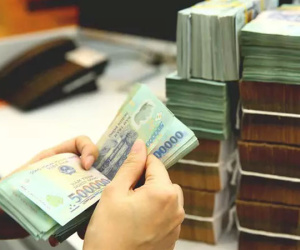 Kiếm lãi chục nghìn tỷ, ngân hàng bớt 'ăn dày' đỡ khó cho DN