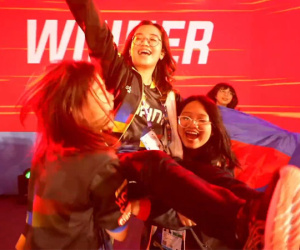 Chiều lòng fan hâm mộ LMHT Tốc Chiến Việt Nam tại SEA Games 31, team nữ Philippines nhảy 'See Tình' ăn mừng Huy Chương Vàng