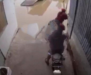 Camera ghi cảnh người mẹ thản nhiên bế con 1 tuổi quăng xuống sông