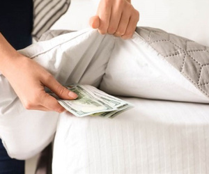 Đem chăn đi giặt, vợ bất ngờ phát hiện 'bí mật động trời' của chồng
