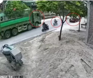 Mở cửa ô tô không quan sát làm phụ nữ đi xe đạp điện phía sau gặp nạn tử vong