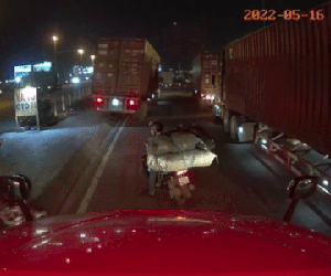 Xe máy chở nặng kẹt giữa dòng xe tải, hành động của tài xế container khiến dân mạng khen nức nở