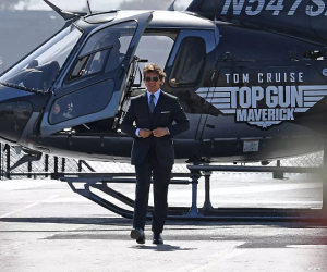 Tom Cruise lái xe phân khối lớn, nhào lộn trên không ở tuổi 60