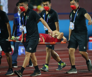 Trụ cột U23 Việt Nam rời sân bằng cáng, phải đi cấp cứu ở trận bán kết gặp Malaysia