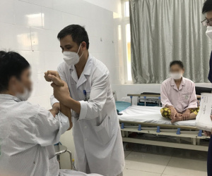 Ăn thảo mộc trị bệnh, 2 vợ chồng bị liệt toàn thân
