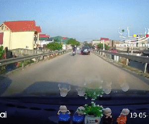 Clip: Nữ 'ninja' đầu trần phóng nhanh vượt ẩu gây tai nạn, hành động sau đó càng gây phẫn nộ