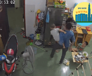 Clip: Xót xa cảnh hai đứa con nhỏ gào khóc chứng kiến bố túm tóc, tát mẹ tới tấp giữa nhà