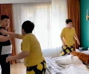 Người mẹ bức xúc đánh con trai khi biết tin có đứa cháu thứ 3: 'Mày là lợn à?'
