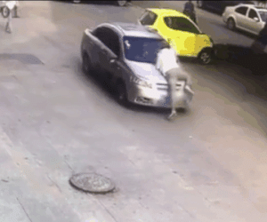 Clip: Chồng nổi cơn ghen, nhảy lên đầu xe của tình địch đập phá