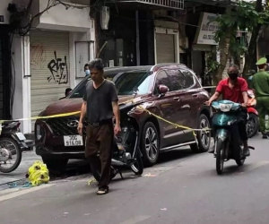 Hà Nội: Thanh niên 2 tay cầm 2 súng ẩu đả trên phố Hàng Bè