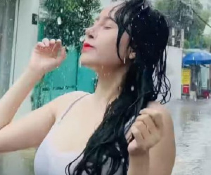 Bà Tưng tung clip tắm mưa, mặc áo mỏng tang lồ lộ cả nội y 'kém duyên'